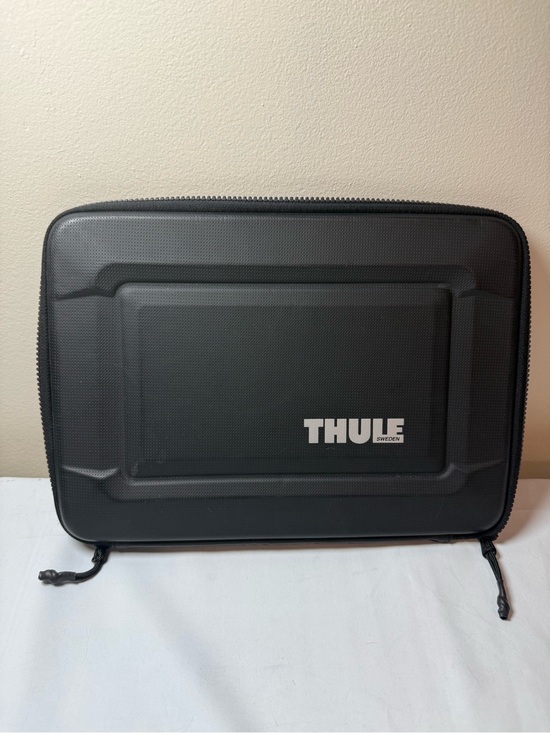 Thule Other - Thule Gauntlet Hardshell Computer Sleeve with Zip